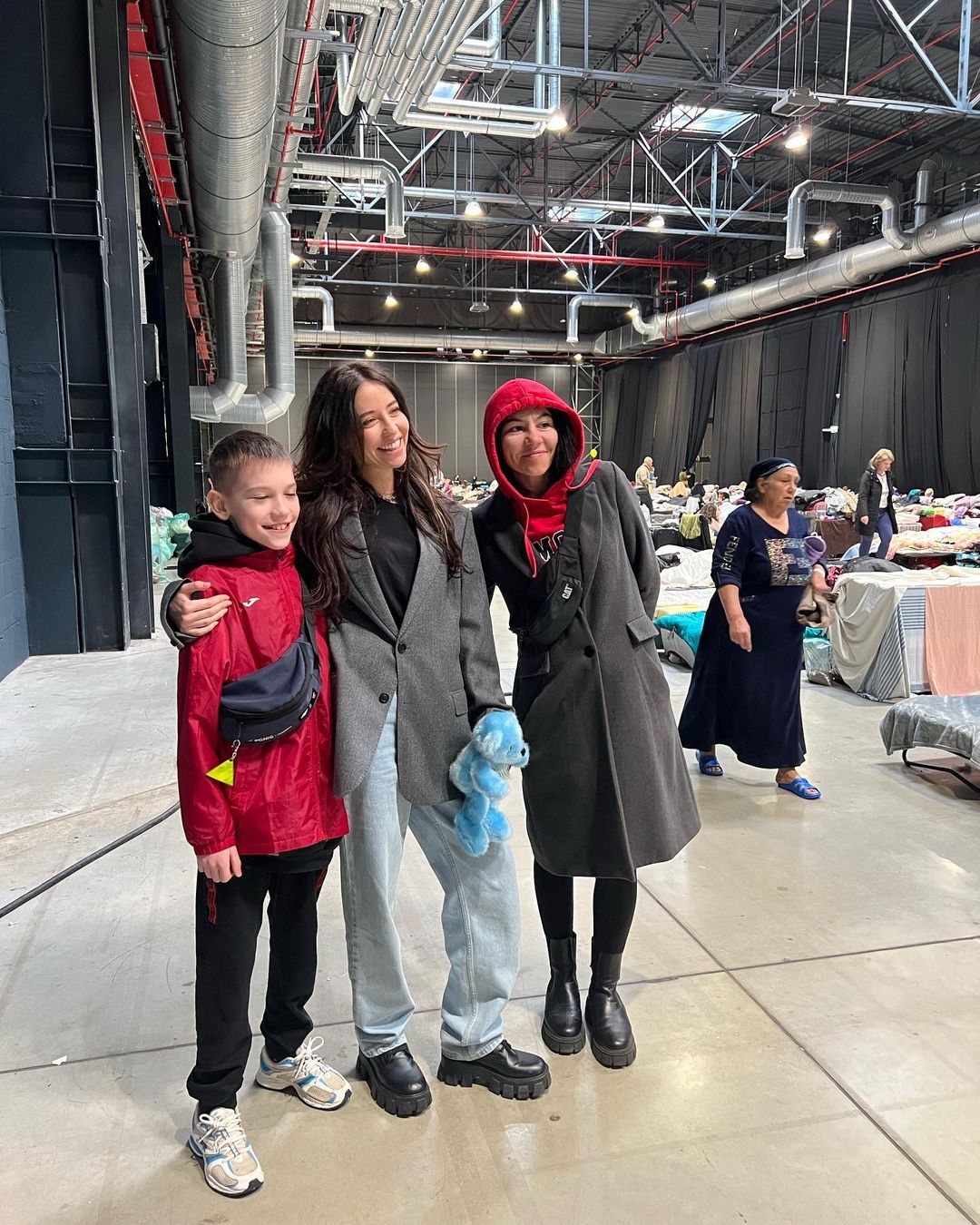 Надя Дорофеева, Юлия Санина и Катя Павленко посетили украинских беженцев в Варшаве