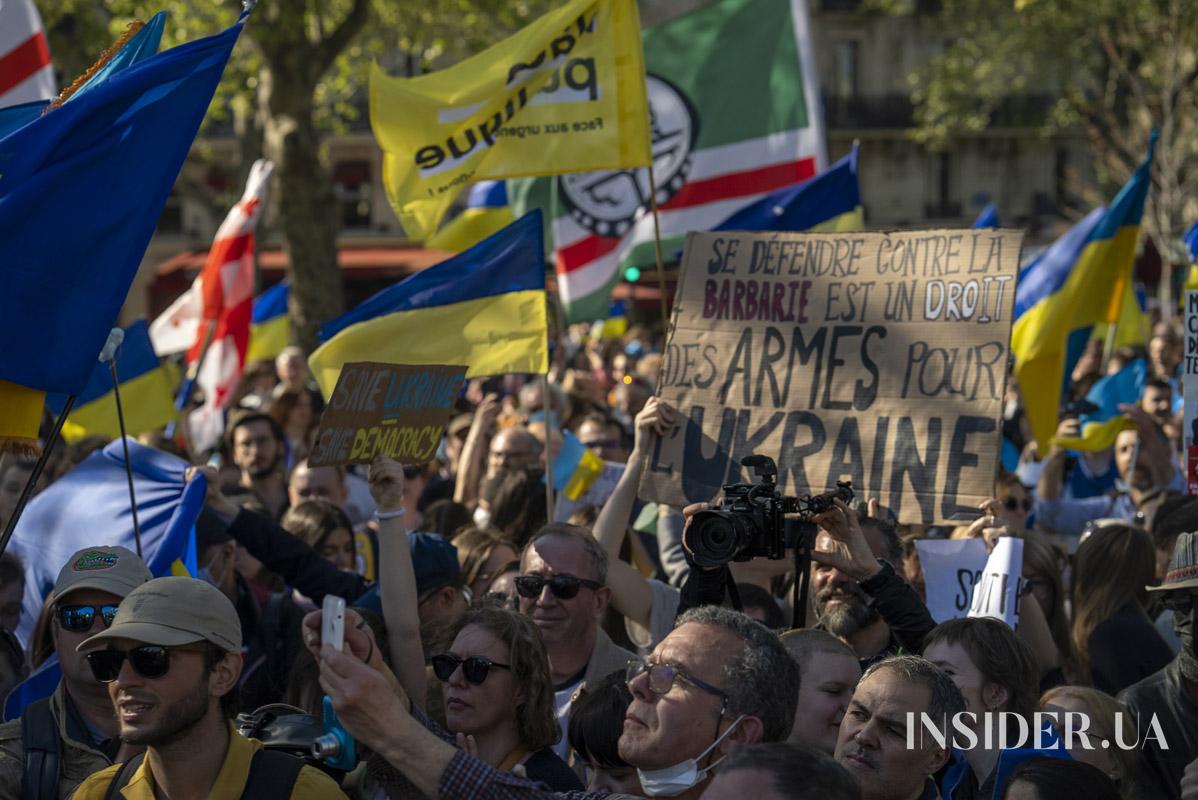 «Моя бабуся посміхнулася б…» – Даша Суворова заспівала на проукраїнському марші в Парижі