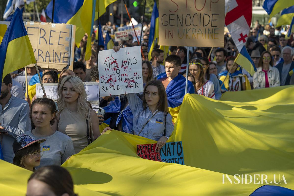 «Моя бабуся посміхнулася б…» – Даша Суворова заспівала на проукраїнському марші в Парижі