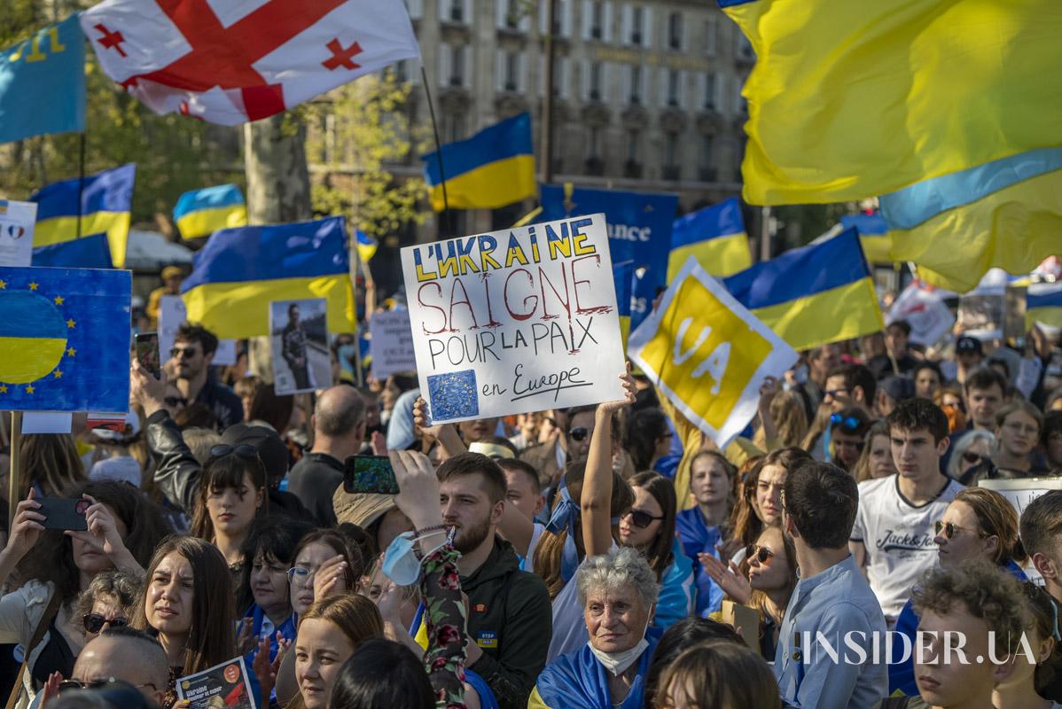 «Моя бабуся посміхнулася б…» – Даша Суворова заспівала на проукраїнському марші в Парижі