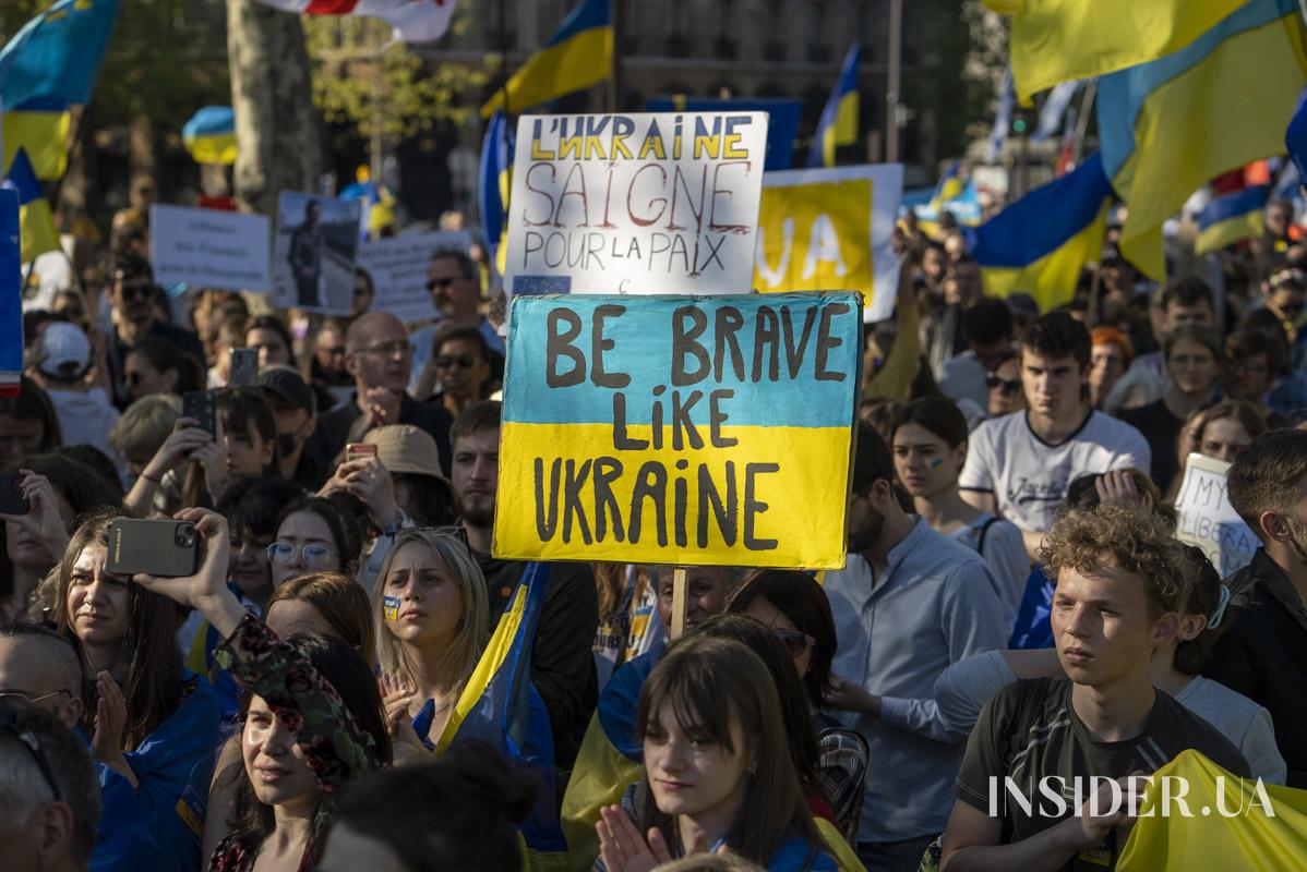 «Моя бабуся посміхнулася б…» – Даша Суворова заспівала на проукраїнському марші в Парижі