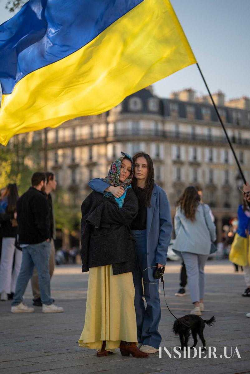«Моя бабуся посміхнулася б…» – Даша Суворова заспівала на проукраїнському марші в Парижі