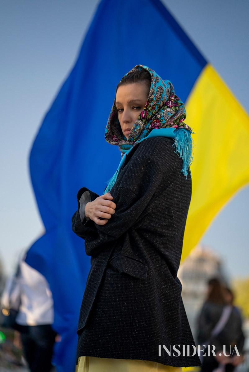 «Моя бабуся посміхнулася б…» – Даша Суворова заспівала на проукраїнському марші в Парижі