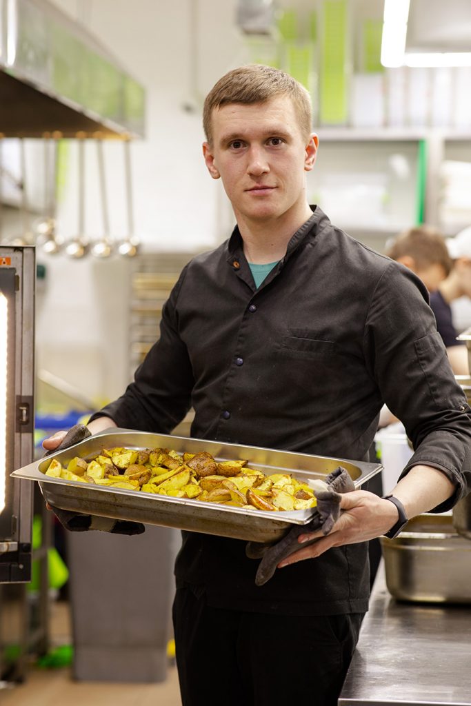 Кухонные войска в деле: как ресторанный бизнес поддерживает украинцев во время войны