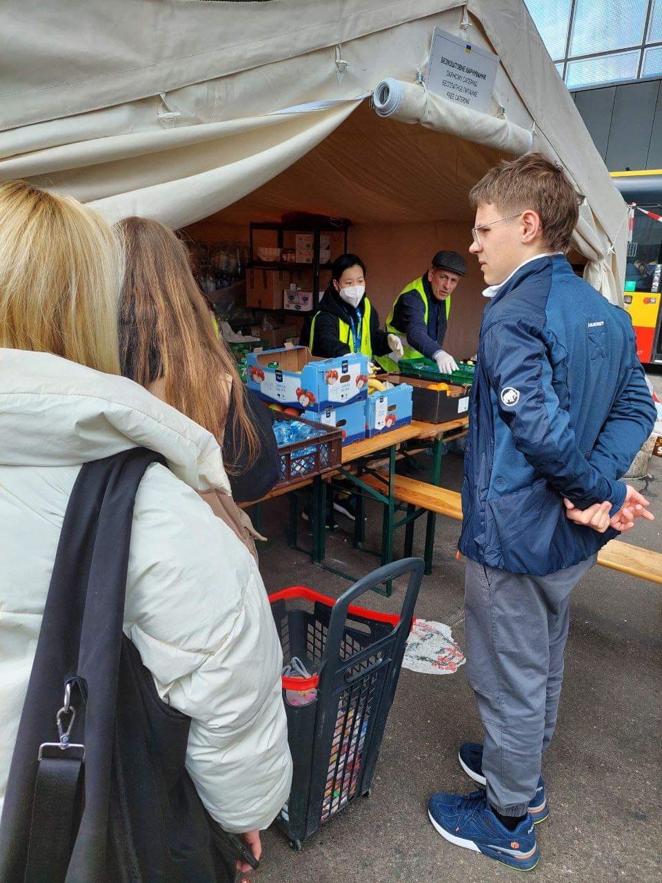 13-річний син Тіни Кароль на канікулах волонтерить у Варшаві