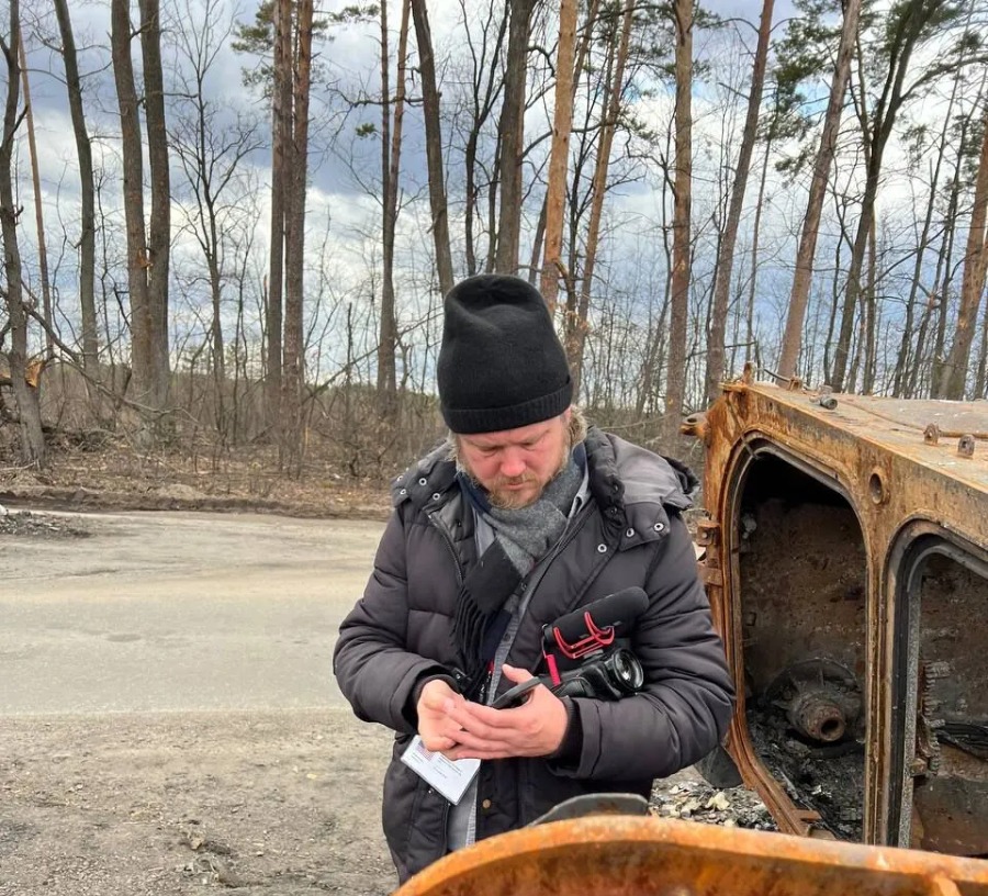 Сценарист «Карточного домика» снимет документалку о преступлениях армии РФ в Киевской области