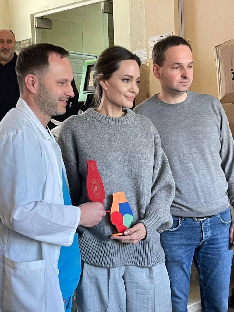 Анджелина Джоли приехала во Львов: как прошёл первый день