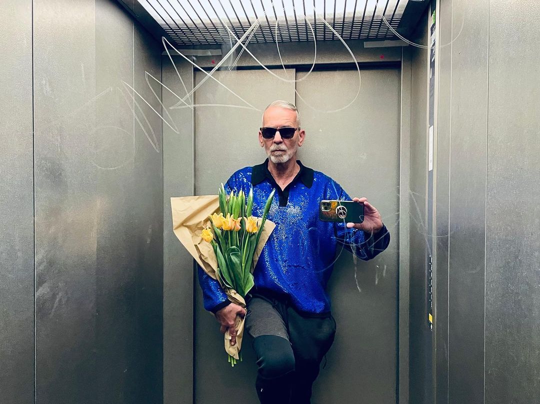 Берлинский стилист ежедневно публикует лифтолуки в цветах украинского флага
