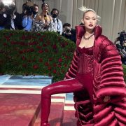 Ким Кардашьян обвинили в порче платья Мэрилин Монро на Met Gala