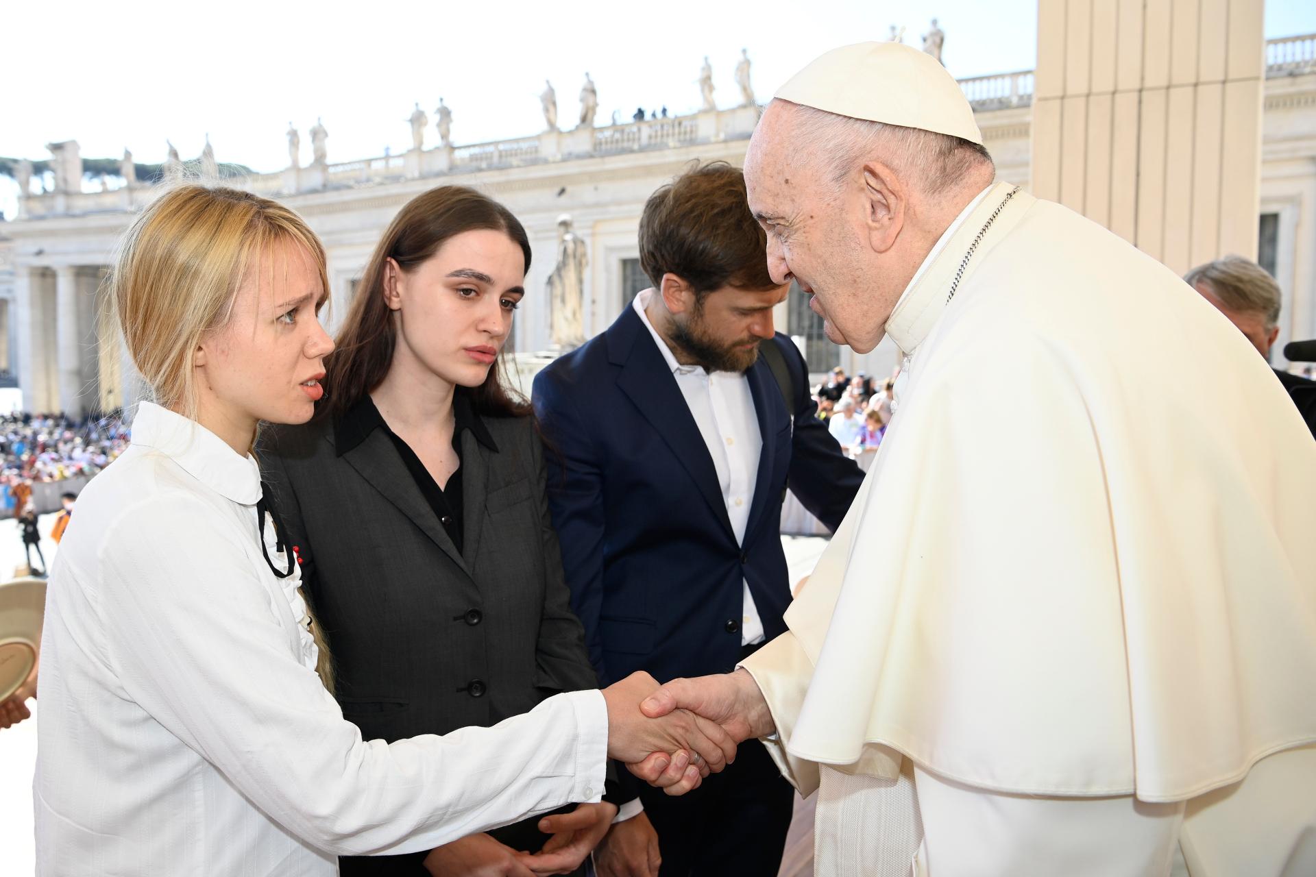 Папа Римский встретился в Риме с жёнами бойцов полка «Азов»