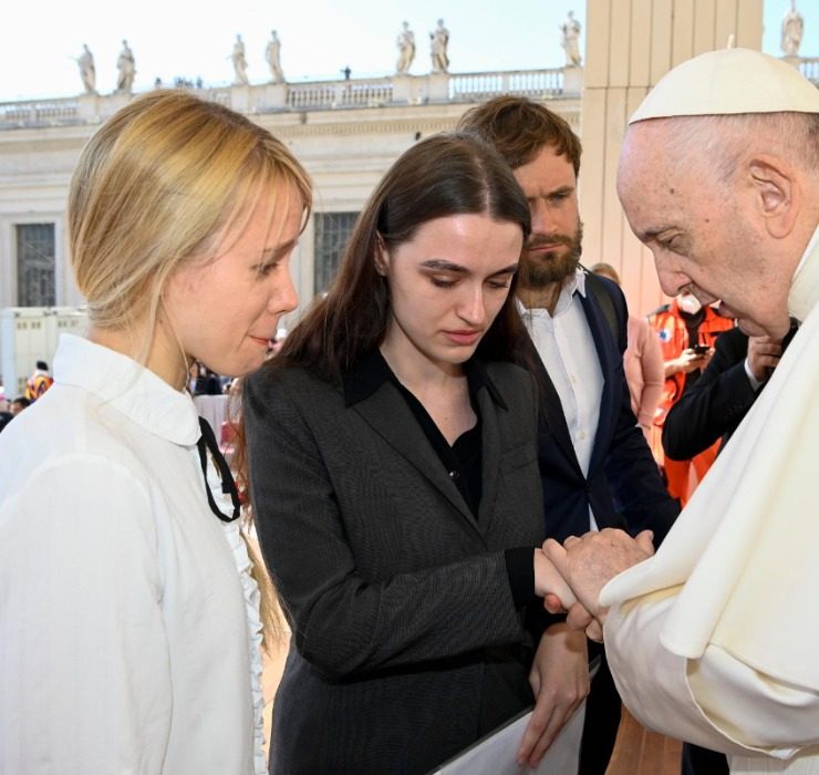 Папа Римський зустрівся в Римі з дружинами бійців полку «Азов»