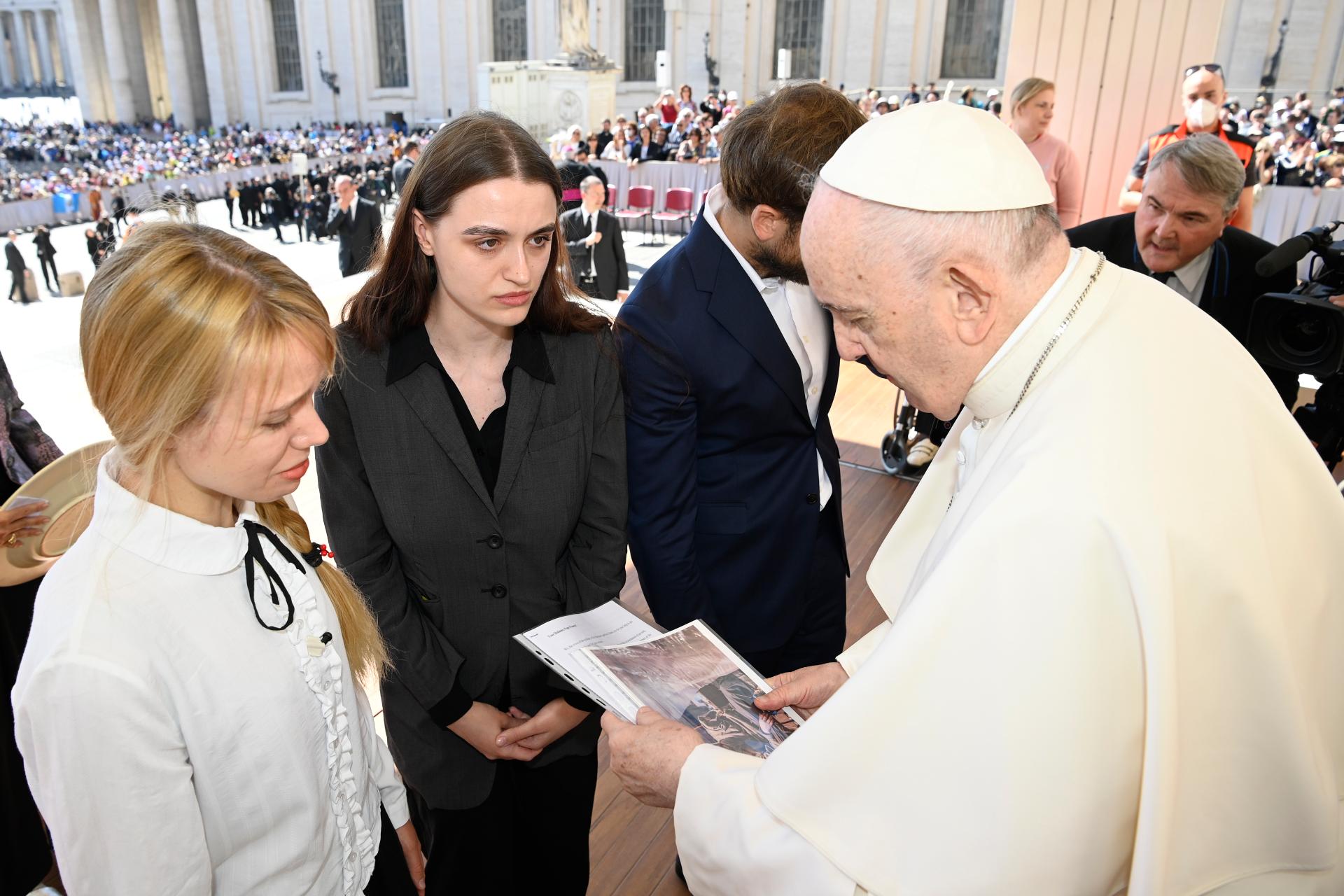 Папа Римский встретился в Риме с жёнами бойцов полка «Азов»