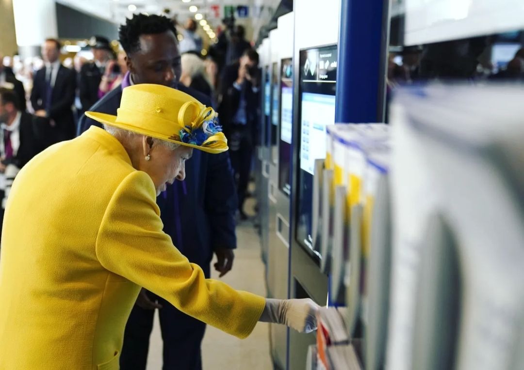 Елизавета II в сине-желтой шляпке посетила открытие ветки метро Elizabeth Line