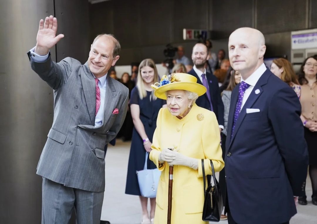 Єлизавета II у синьо-жовтому капелюшку відвідала відкриття гілки метро Elizabeth Line