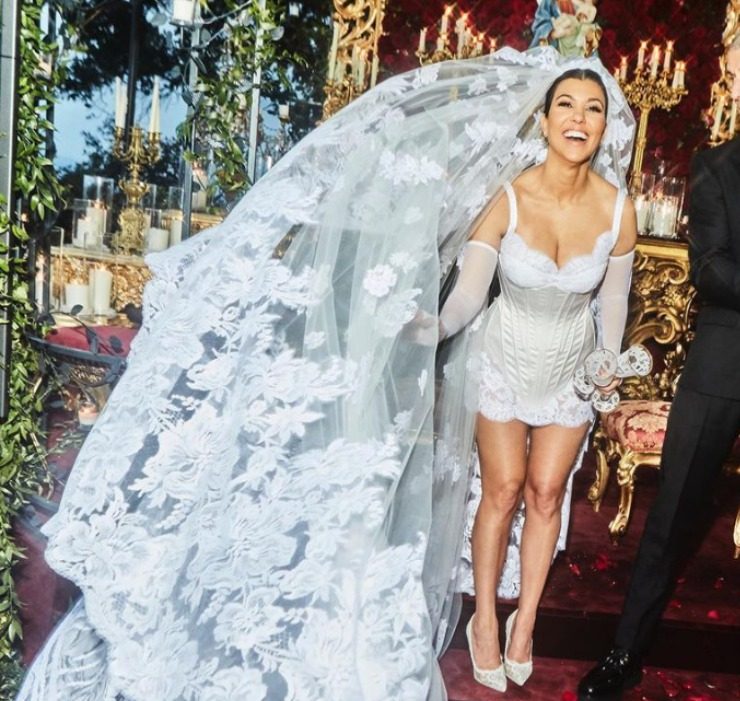 В сети появились первые фото свадьбы Кортни Кардашьян в Италии