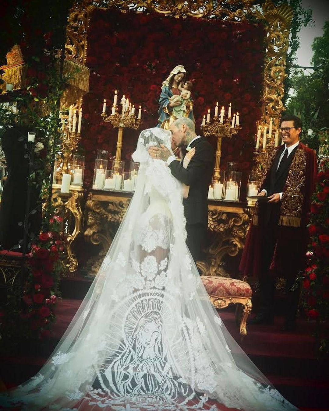 В сети появились первые фото свадьбы Кортни Кардашьян в Италии
