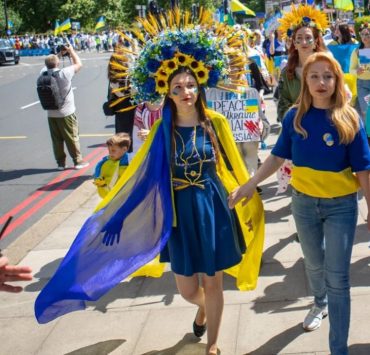 «Чужих дітей не буває!»: Тіна Кароль вийшла на марш матерів у Лондоні