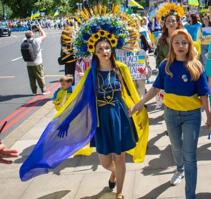 «Чужих детей не бывает!»: Тина Кароль вышла на марш матерей в Лондоне
