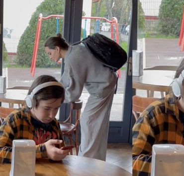 Интрига раскрыта: почему мальчик во львовском кафе не заметил Анджелину Джоли