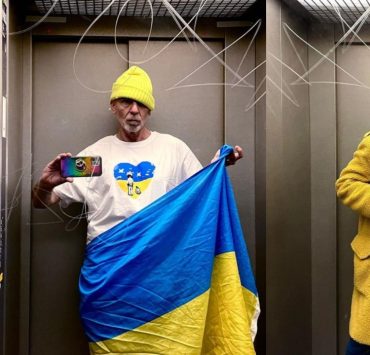 Берлинский стилист ежедневно публикует лифтолуки в цветах украинского флага