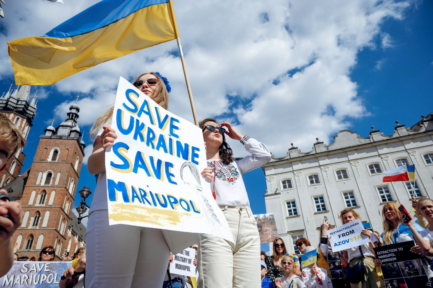 В Кракове прошла массовая акция в поддержку Мариуполя