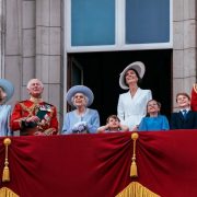 По-весеннему: королева Елизавета II впервые в 2021 году вышла в свет