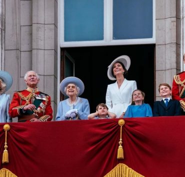 Кадр дня: Елизавета II и вся королевская семья на балконе Букингемского дворца