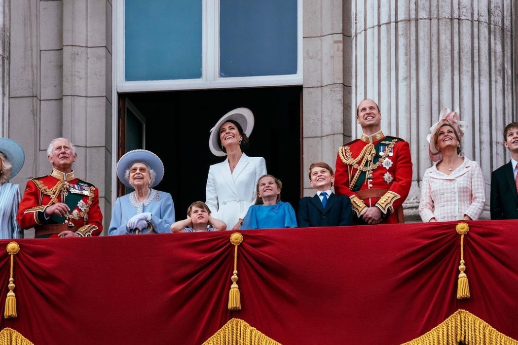 Кадр дня: Елизавета II и вся королевская семья на балконе Букингемского дворца
