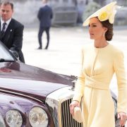 Королевский подарок: Кейт Миддлтон разослала поклонникам открытки с портретом принца Луи