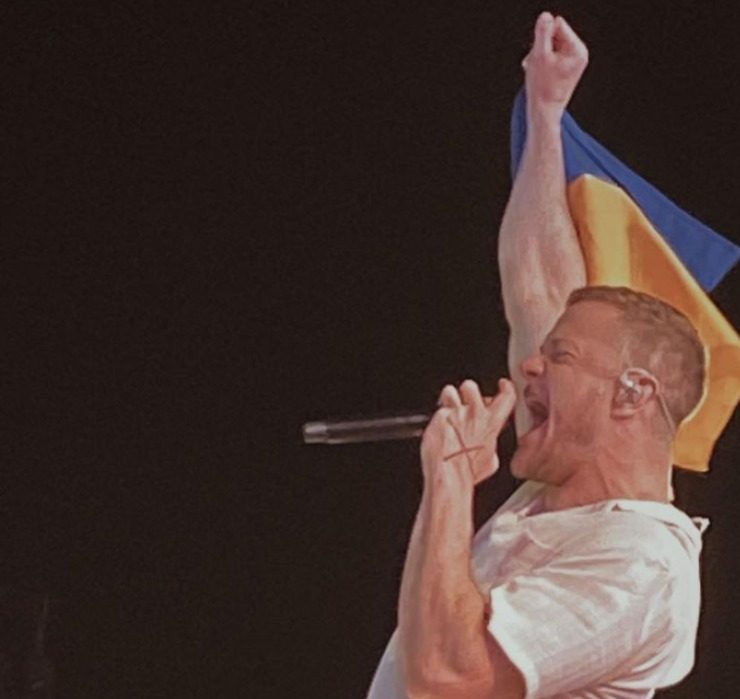 Солист Imagine Dragons поддержал Украину на концерте в Праге