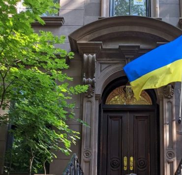 На доме Кэрри Брэдшоу в Нью-Йорке развевается украинский флаг