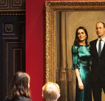 В Великобритании представили первый официальный портрет герцога и герцогини Кембриджских
