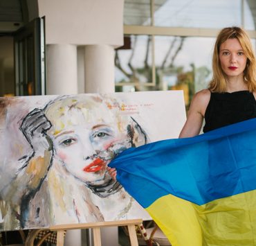 Как прошел благотворительный аукцион и арт-коктейль Юлии Моховиковой в Каннах