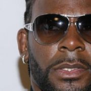 Рэпера R Kelly признали виновным в торговле людьми и сексуальном насилии