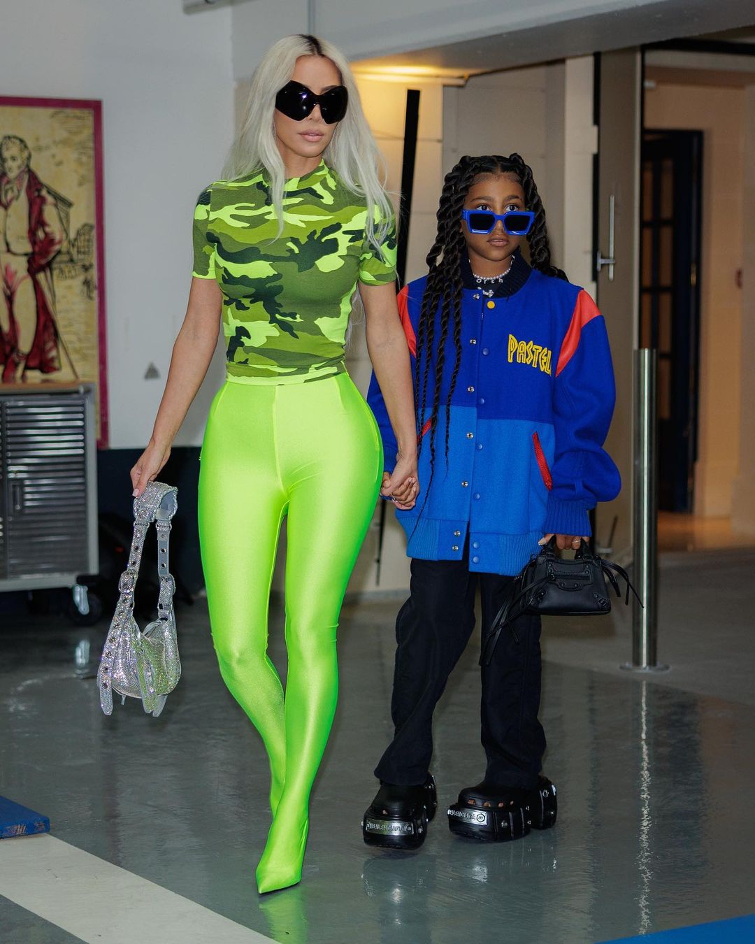 Ким Кардашьян вводит в моду камуфляж в неоновом цвете