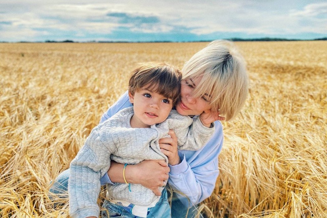 В цветах украинского флага: Onuka показала фотосессию с сыном