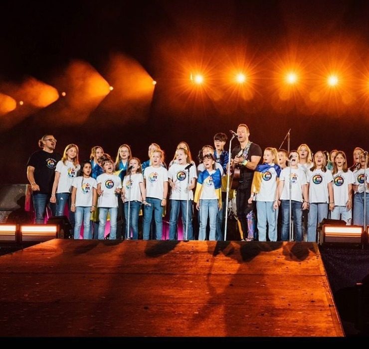 Coldplay спели с украинскими детьми на концерте в Берлине