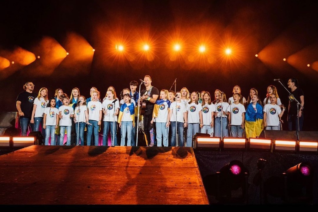 Coldplay спели с украинскими детьми на концерте в Берлине