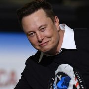 Илон Маск посоветовал купить свисток Tesla вместо салфетки для дисплея Apple