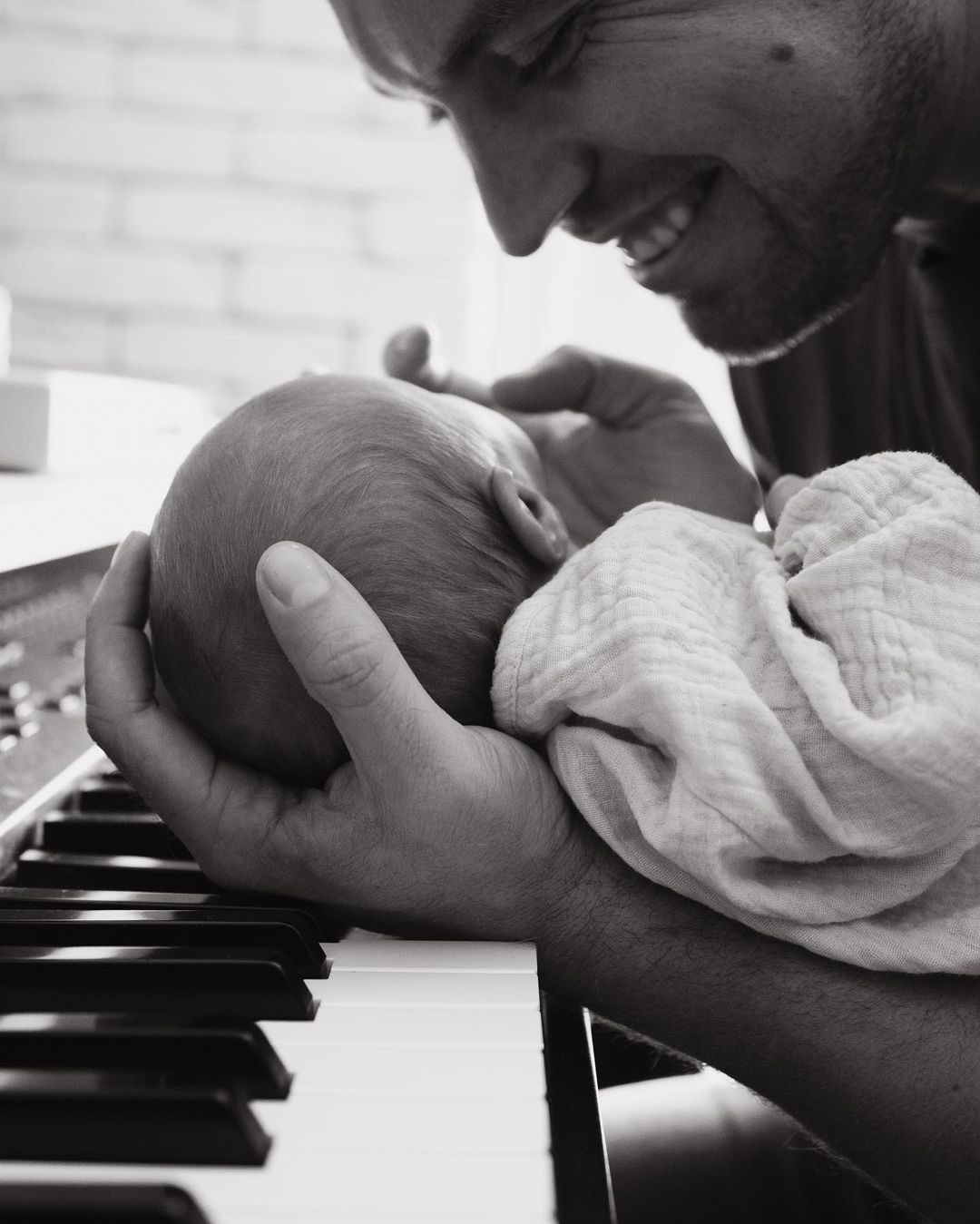 Піаніст Євген Хмара став багатодітним батьком: перші фото з малюком