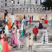 Расслабленные силуэты, витражи и женский хор на показе Dior SS 2021