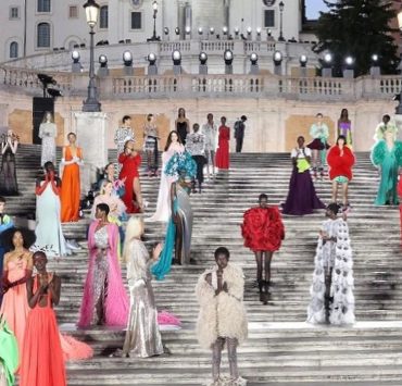 Dior подали в суд на Valentino из-за показа на Испанской лестнице