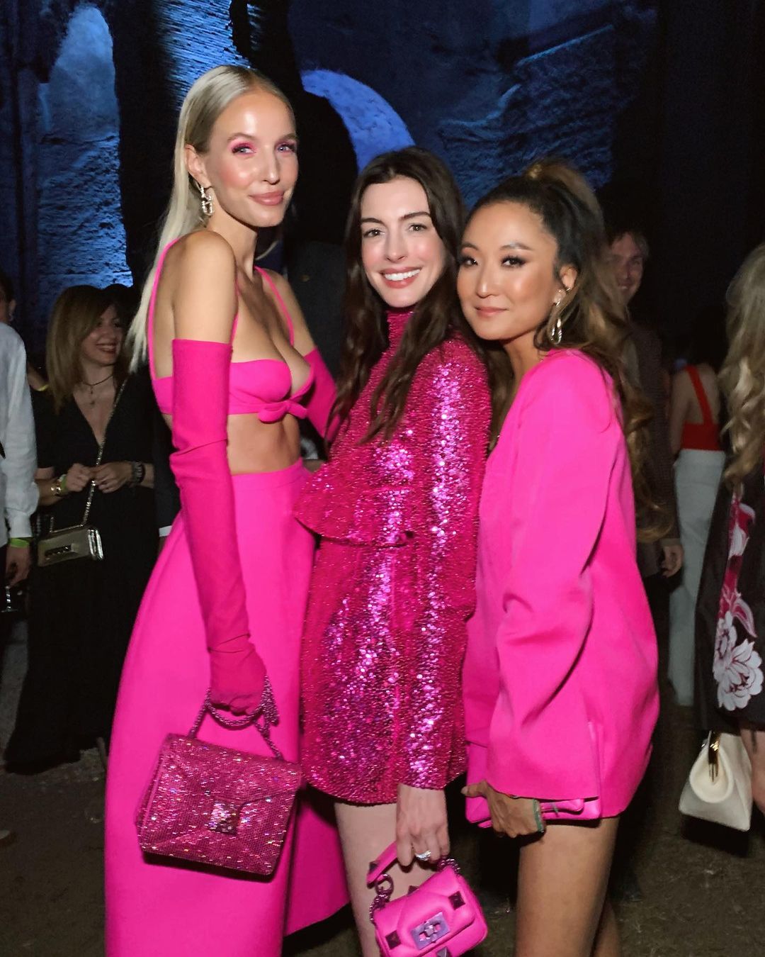 Pink party: Энн Хэтэуэй, Леони Ханне и Эми Сонг на кутюрном шоу Valentino