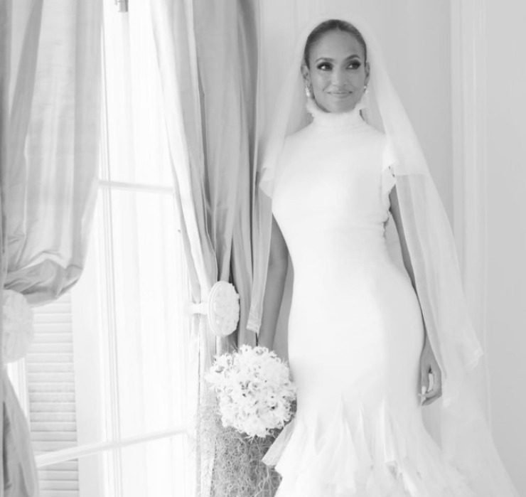 Рассматриваем в деталях три свадебных образа Дженнифер Лопес