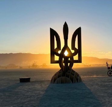 На фестивале Burning Man 2022 появилась инсталляция «Тризуб свободы»