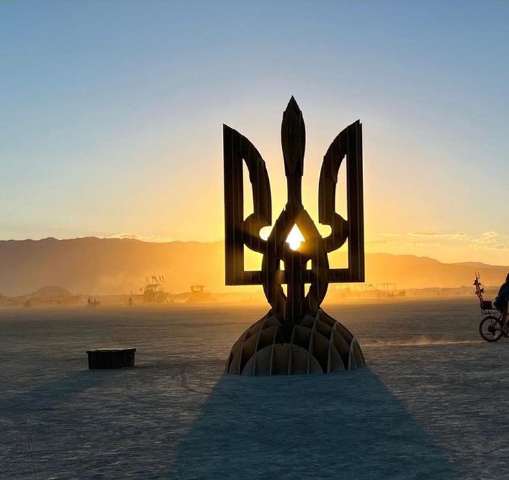На фестивалі Burning Man 2022 з&#8217;явилася інсталяція «Тризуб свободи»