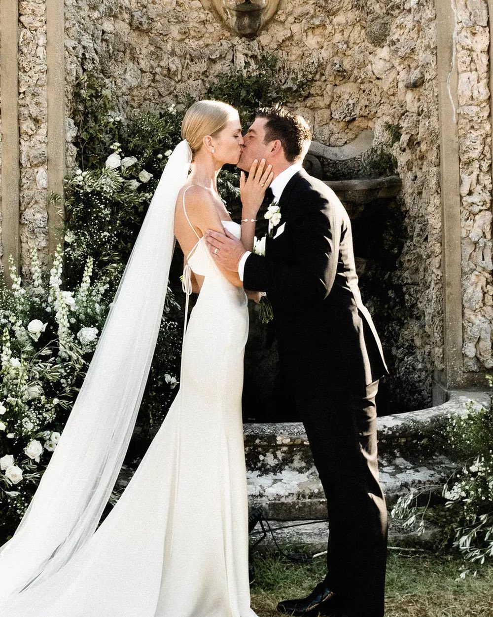 Модель Дафна Гроенвельд вийшла заміж, влаштувавши весілля на віллі у Флоренції