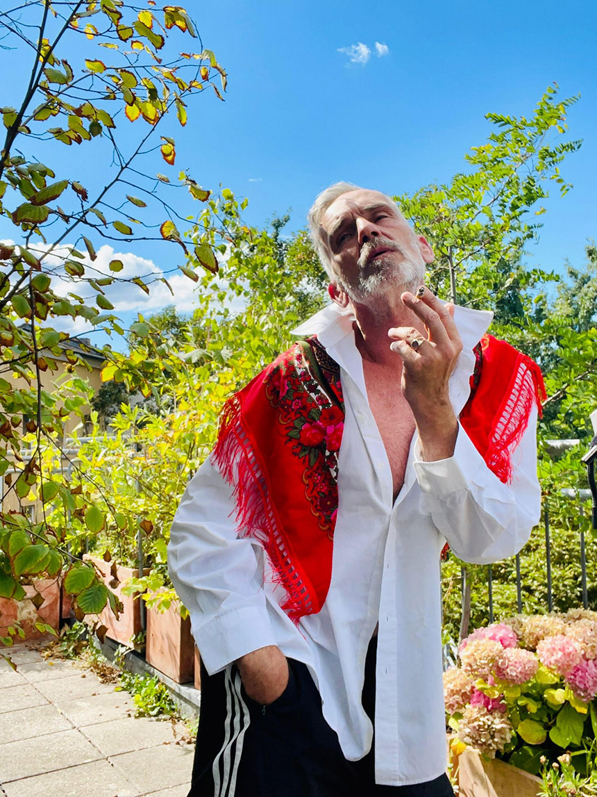 Носители: немецкий стилист Фрэнк Питер Уайлд в этно-рубашке Limarenko
