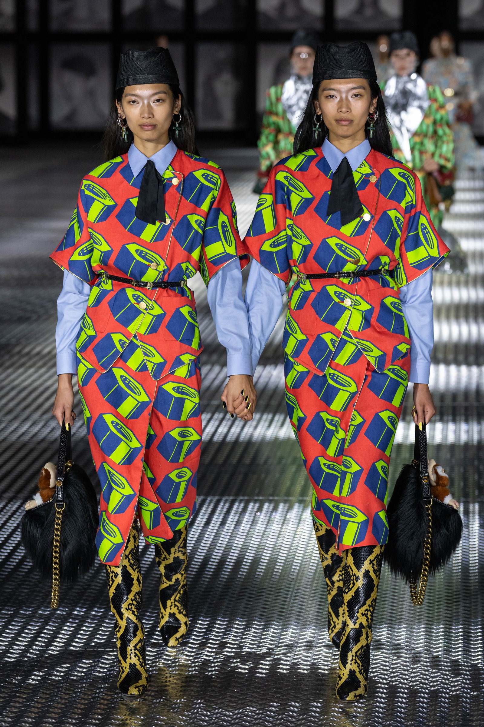 Яскравий парад близнюків на показі Gucci Spring 2023 у Мілані