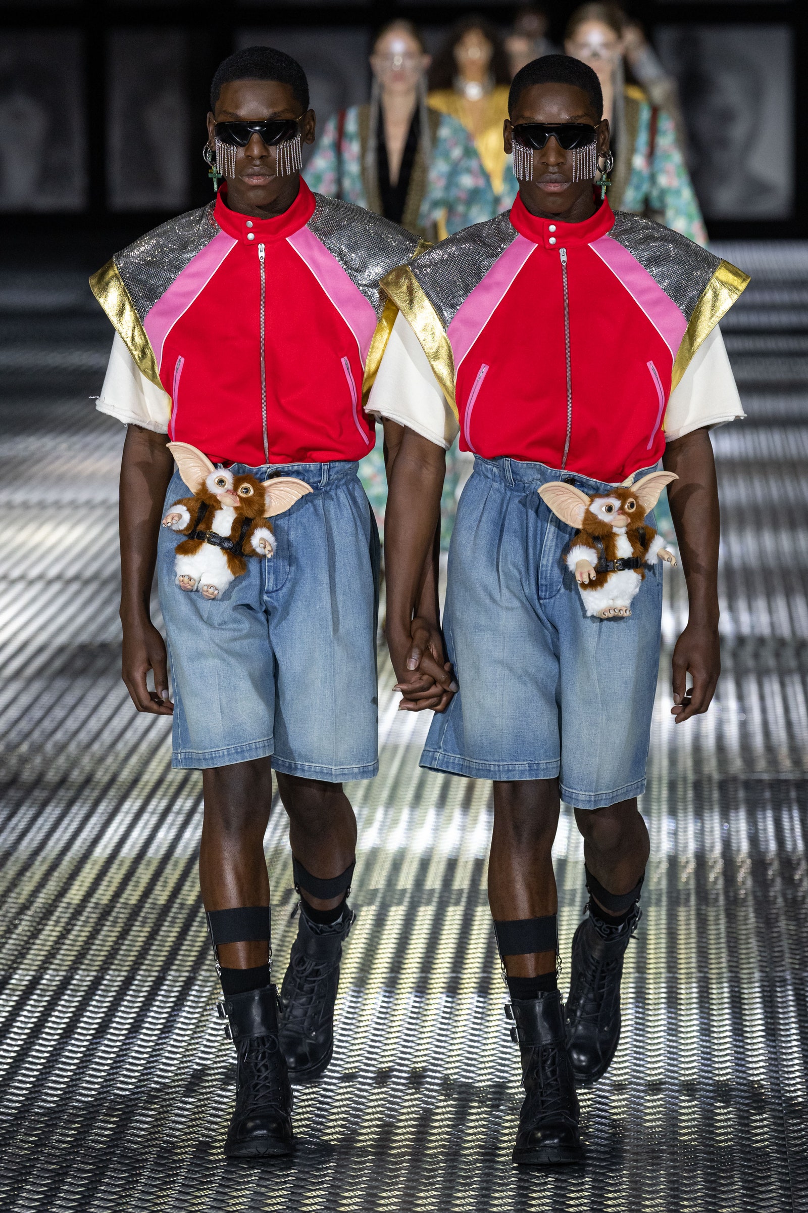 Яскравий парад близнюків на показі Gucci Spring 2023 у Мілані